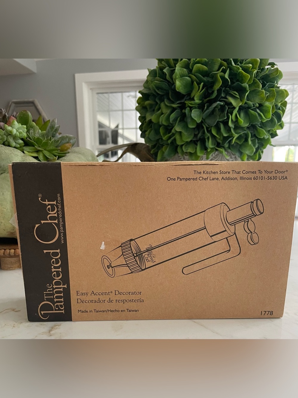 New Pampered Chef Decorator